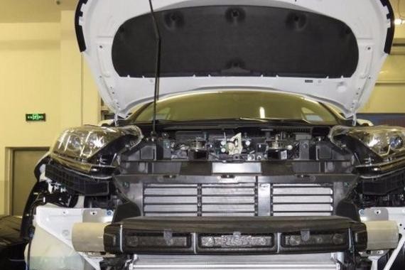 小伙在本田4S店偶遇全新CRV，车主怕不安全还加装超厚铝合金