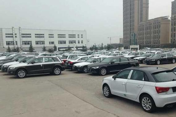 发明几百辆奥迪A1停满堆栈，贩卖：漆面锃亮，5.5折处置