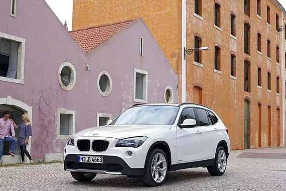 开这车回家被乡亲们围观, 说我是全村人的骄傲