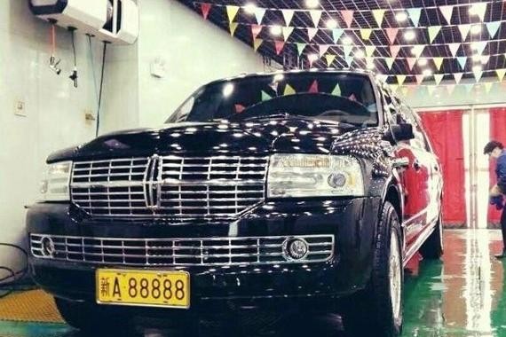 200多万的林肯挂黄牌88888，到店里保养，刷车顶都要用板凳