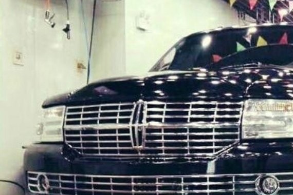 200多万的林肯挂黄牌88888，到店里保养，刷车顶都要用板凳