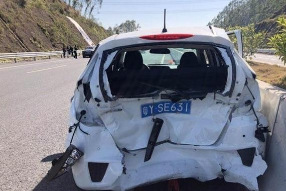 本田飞度在高速上被劳斯莱斯追尾，劳斯莱斯竟不占优势，飞度真硬