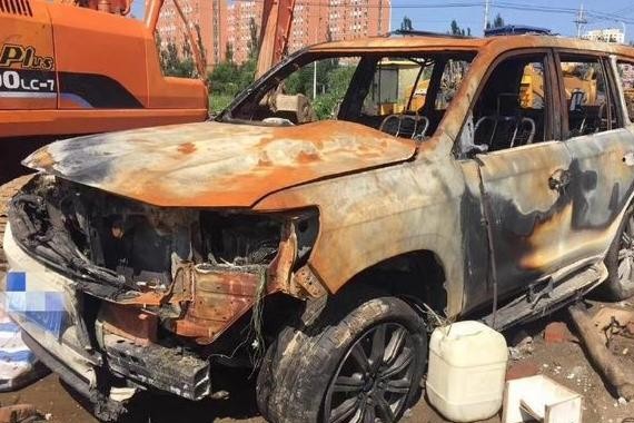 男子花3万元购买一辆丰田酷路泽残值，修好后却不能办理过户