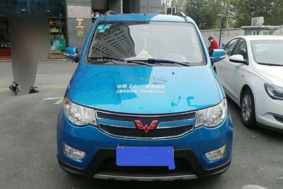 湖北小伙花5.6万买辆五菱宏光S: 喜欢改装, 然却无奈车尾的喷字