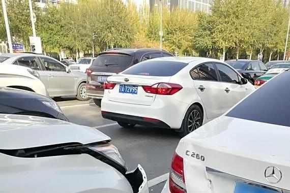 事实证明 日式车还真是不耐撞轻轻一下就掉了一大块