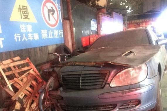 14年过去了，曾经风光的2014款奔驰S 500像乞丐一样流落街头