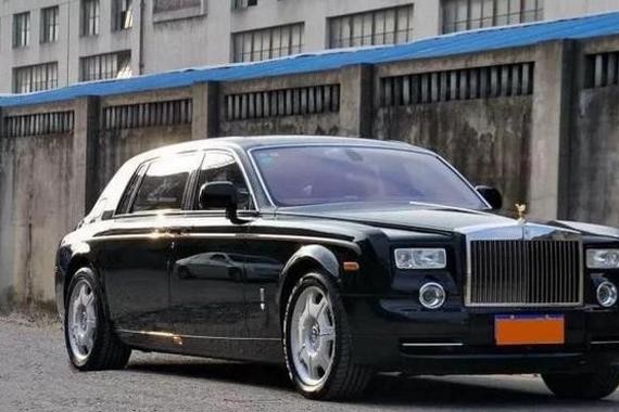 土豪嫌自己劳斯莱斯上的小金人太小，自己换了个20斤的大号金鸡！