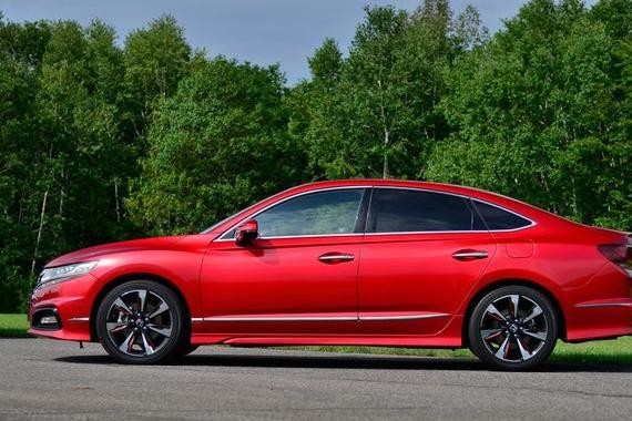 比雅阁定位高级，操控叫板宝马3系，因营销能力太烂，降4万没人买