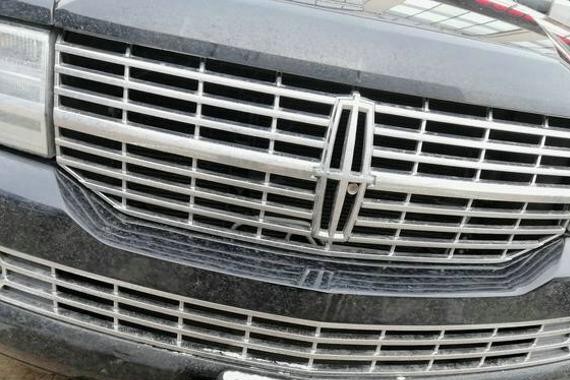 200多万的林肯挂黄牌88888，到店里保养，刷车顶都要用板凳