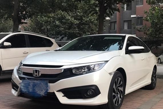 本田思域追尾大众高尔夫，挪车之后，车主一脸茫然