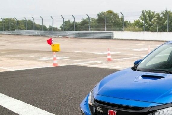 70万，你会选择FK8思域吗？这款思域在其他国家卖多少钱