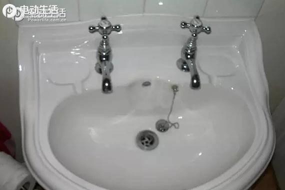 为了一条狗 这个英国佬拆了一辆特斯拉