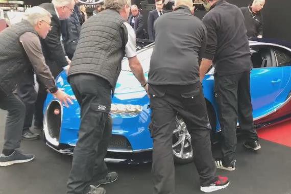 布加迪跑车亮相巴黎古董车展，为了移动位置6个人才能推得动！