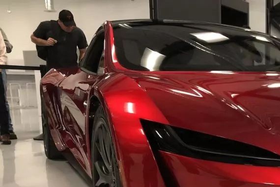 特斯拉 Roadster 2 超跑正式开展，一个动作能做 50 次就可开走一辆