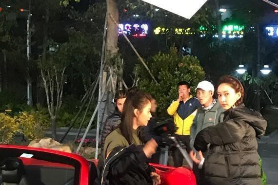 偶遇蒋欣和她的豪华法拉利，车牌号码耐人寻味，为人很有礼貌