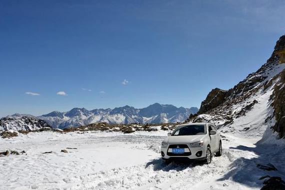 春节挑战巴朗山老路，积雪厚度达30厘米，两驱劲炫玩命！
