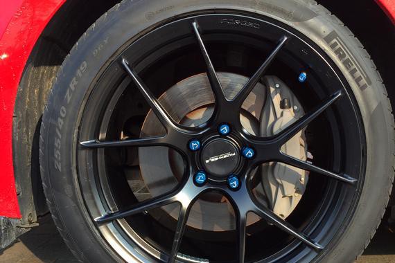 福特Mustang换轮记：车轮尺寸刚刚好，不怕车检过不了