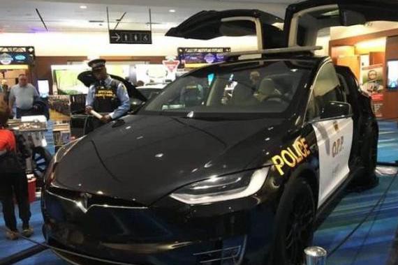 加拿大警车要火，选用特斯拉ModelX，2.7秒破百让跑车都得投降！