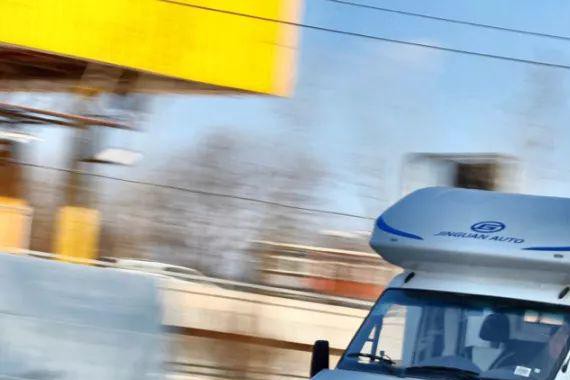 邻居花49万买辆小额头的金冠房车 开进小区后遭围观新车情报局