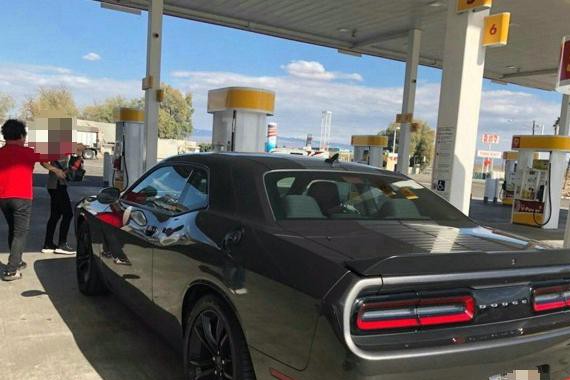 开道奇到加油站，加满之后，才知道美国人为什么喜欢肌肉车和皮卡