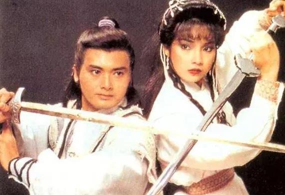 同样的,tvb也拍过很多版《笑傲江湖》,1984年播出了由周润发,陈秀珠