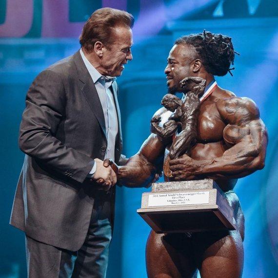 的背后的心酸:即使练到吐也要完成训练计划!