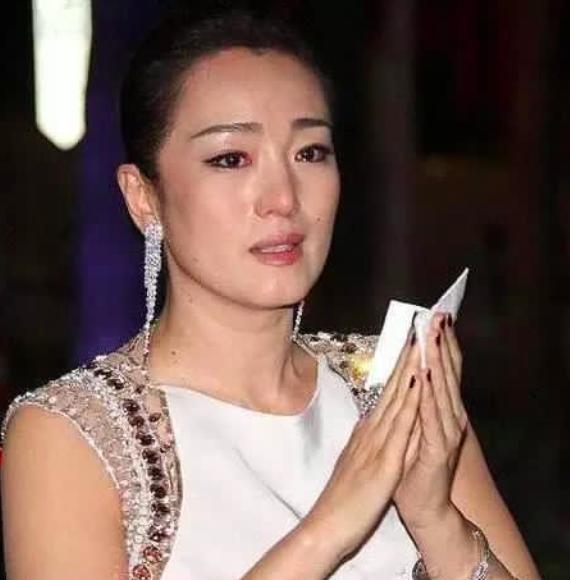 巩俐与张艺谋再次同台,巩俐却牵手陈道明,网友:张艺谋的表情好挣扎