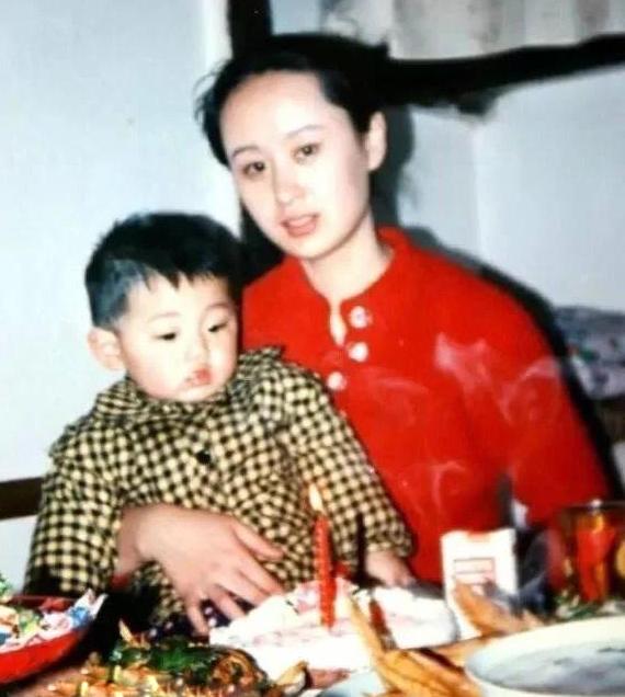 这些明星小时候的模样你能认出吗？黄子韬的妈妈最有气质