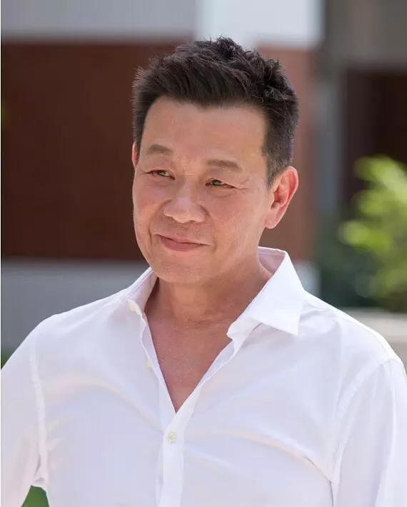 62岁寇世勋全家照,儿子又帅气又出息,两个老婆漂亮但吃不消!