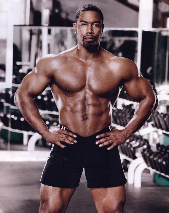 实战不输任何动作明星,曾扮演拳王泰森,李小龙是他最尊敬的人