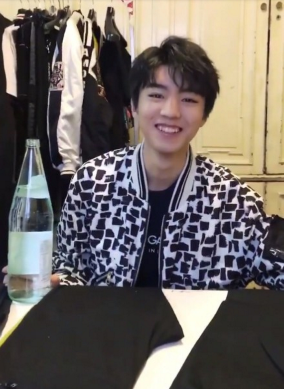 王俊凯周末喝完水,不停打嗝,王源周末和2人在