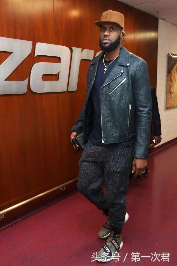 克里夫兰骑士队詹姆斯穿着他的lebron 15和balenciaga摩托夹克.
