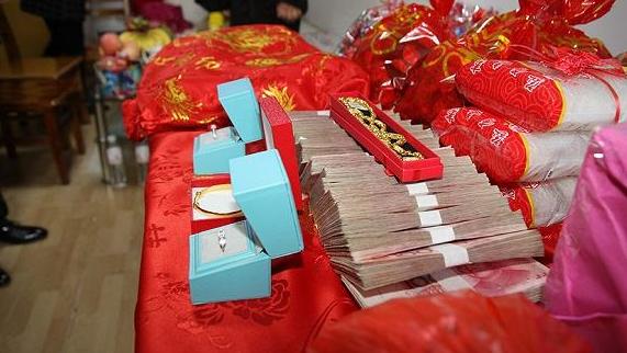 和女友准备结婚,岳母开口要30万礼金,两年后我