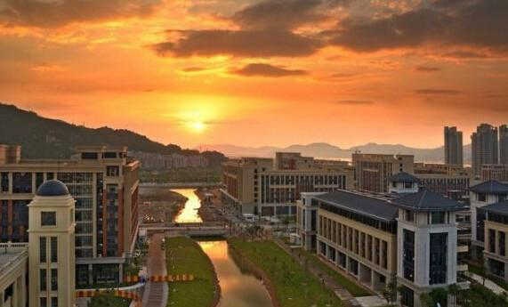 中国面积最小的大学, 双语教育绝无仅有, 内地高