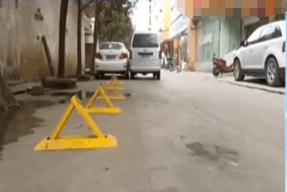没有车位在路边私装地锁圈地, 多个部门管不