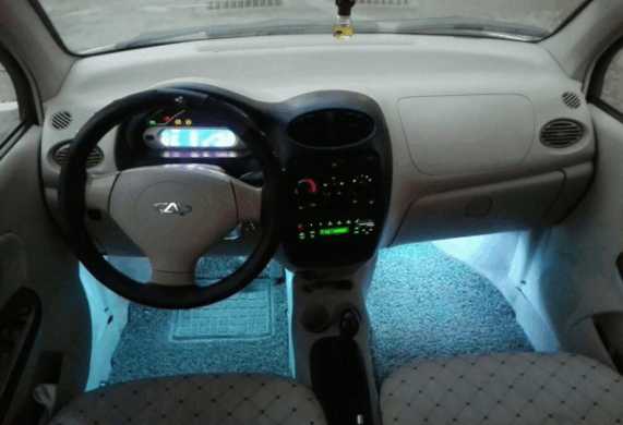 武汉90后小伙花2万买辆奇瑞QQ, 女友打开车门