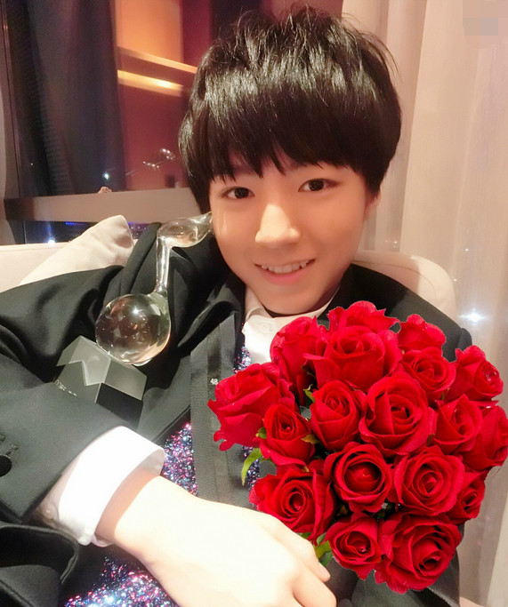 男星和鲜花合影,易烊千玺真会撩人,鹿晗竟比关