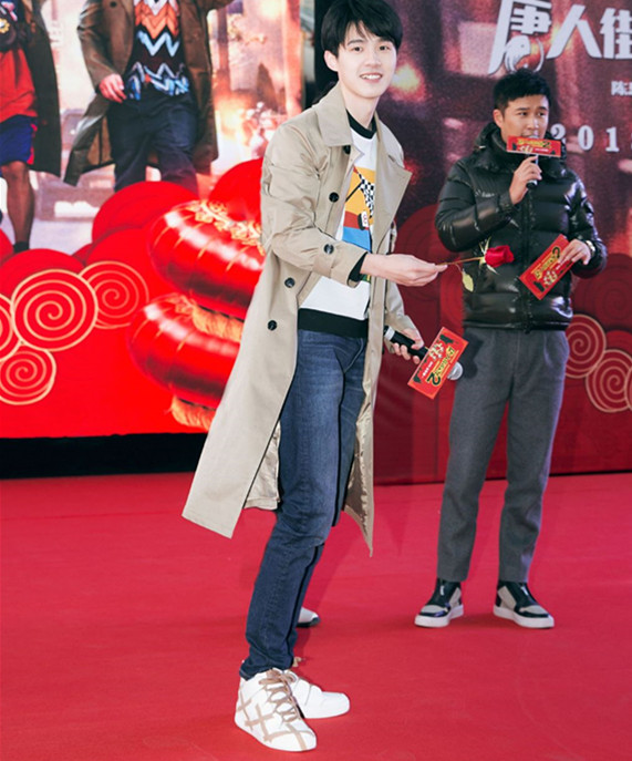 刘昊然风衣_刘昊然风衣照片唐人街