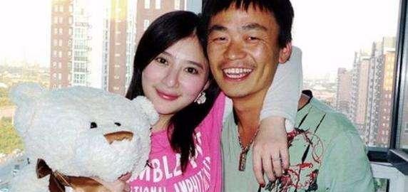 马蓉爸爸一条微博暗讽熊乃瑾,称宝强还是他女