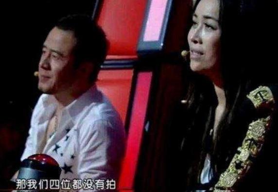 她被骗上好声音，接受节目安排的特别服饰，却受尽导师侮辱