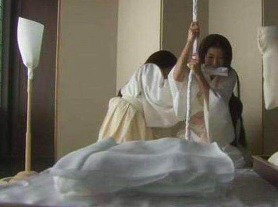 古代孕妇生宝宝就像被用刑, 从这个姿势就能看