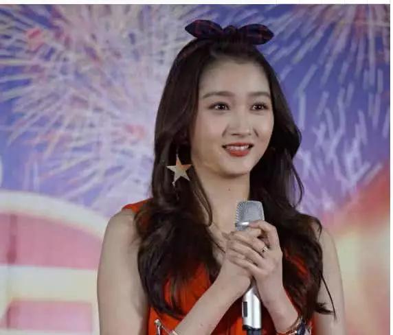 关晓彤未P照眼袋严重肿成这样,赵丽颖照片糊成