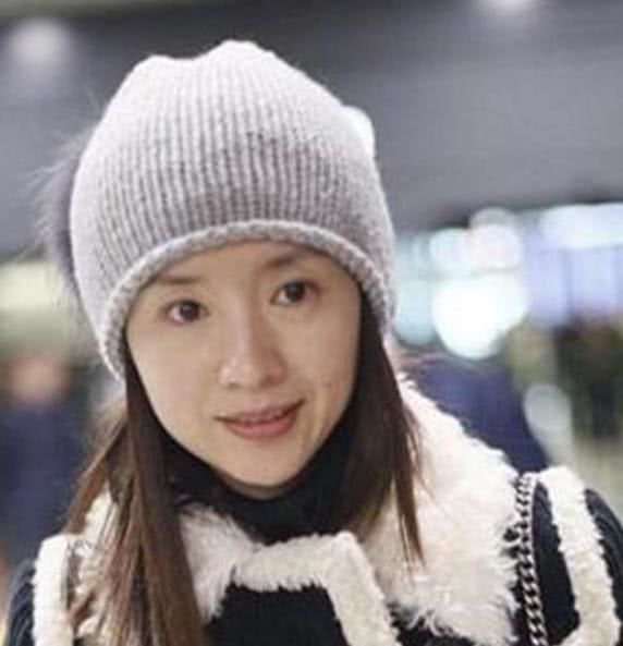 董洁现身机场,素面朝天全程无人识出,这衰老的