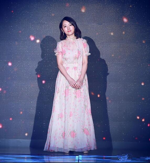 杨钰莹穿花朵裙录制春晚节目,47岁穿20的衣服