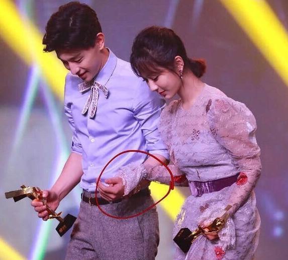 杨紫靠这招免去尴尬, 网友: 得人缘好
