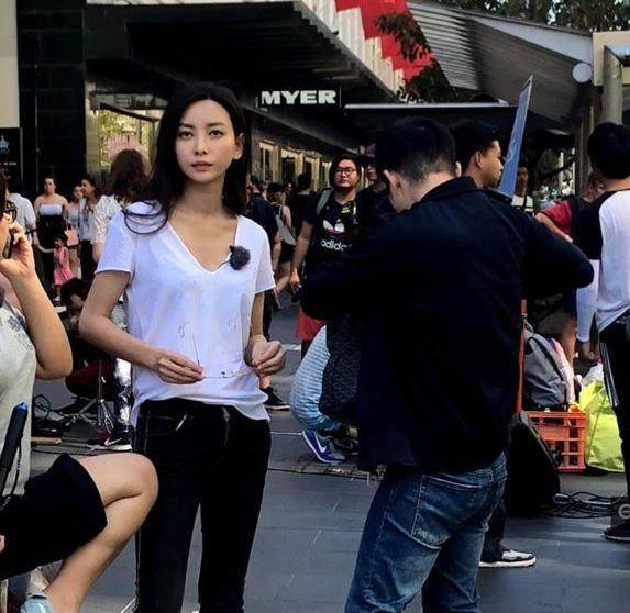 网友国外偶遇于文文街头卖唱,20亿票房女主也这么缺钱