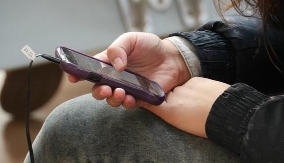 四个多月宝宝右眼失明,宝妈太过于玩手机,后悔