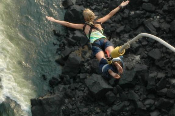 高空蹦极是一种什么感觉?有些女孩子都被吓哭