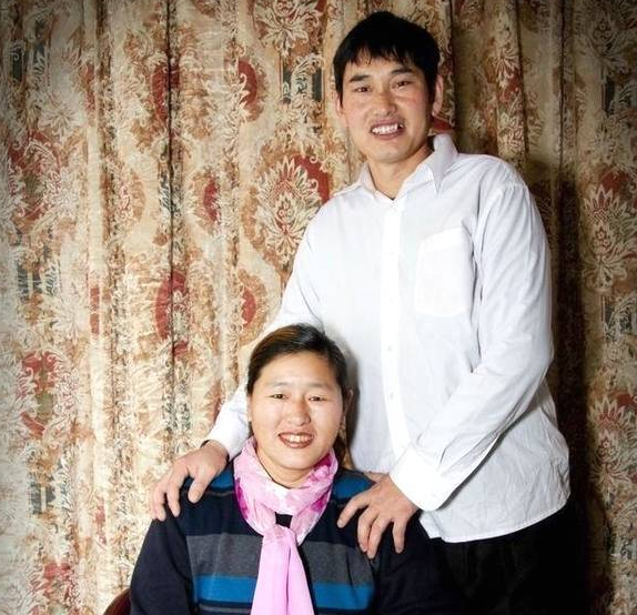 "大衣哥"夫妇最新合照曝光 老婆又变漂亮了
