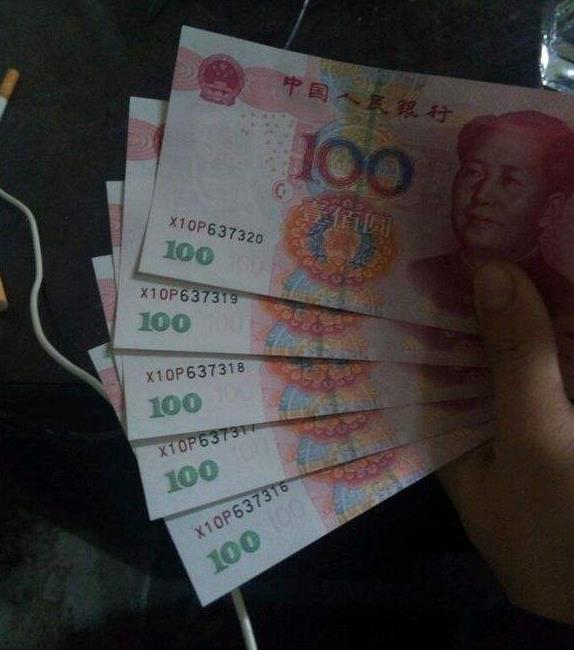 张强和媳妇把丈母娘送下楼后,之间媳妇掏出500块钱塞到了张强丈母娘手